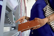 Dinheiro, multibanco, mulher