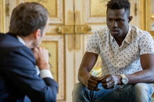 Macron recebe Mamadou, que escalou edifício em Paris para salvar criança