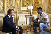 Macron recebe Mamoudou Gassama, que escalou edifício em Paris para salvar criança