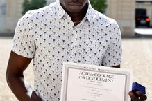 Mamoudou Gassama recebeu louvor de Macron por escalar edifício em Paris para salvar criança