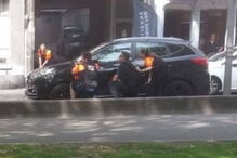 Agentes da polícia belga em ação durante tiroteio em Liège