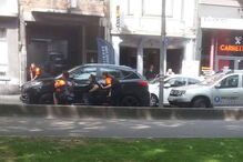 Agentes da polícia belga em ação durante tiroteio em Liège