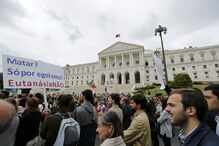 Manifestação contra a eutanásia em frente ao Parlamento, no dia do debate sobre o tema