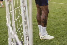 Sterling tatuou arma automática na perna e teve de se explicar