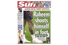 Sterling tatuou arma automática na perna e teve de se explicar