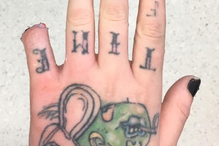 Torz Reynolds cortou metade do seu dedo mindinho e utiliza-o como pendente no colar