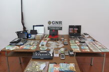 Militares encontraram droga e armas durante as buscas