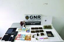 Militares apreenderam droga, carros, telemóveis e dinheiro