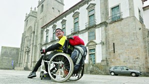 Peregrino em cadeira de rodas desafia Caminhos de Santiago