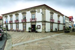 O Design & Wine Hotel está localizado em Caminha, apenas a 1,5 km da praia. combina um design histórico do século XVIII com contemporâneo