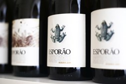 Livro evoca os rótulos de vinho do Esporão desenhados por artistas portugueses