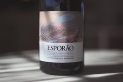 Livro evoca os rótulos de vinho do Esporão desenhados por artistas portugueses