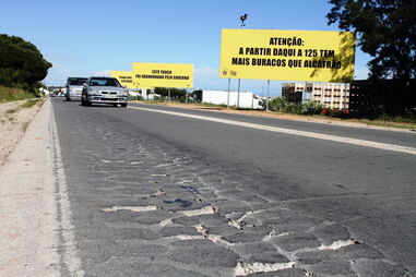 Cartazes de grandes dimensões alertam para insegurança na EN125