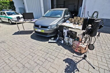 Além do haxixe autoridades apreenderam dois carros, dinheiro e material eletrónico, e ainda alguma cocaína e canábis