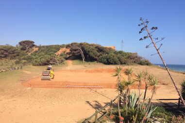 Trabalhos de escavação e terraplanagem estavam a decorrer sem autorização