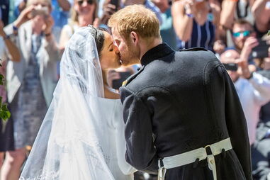 Harry e Meghan selaram casamento com vários beijos