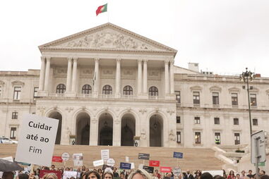 Manifestantes contra a eutanásia
