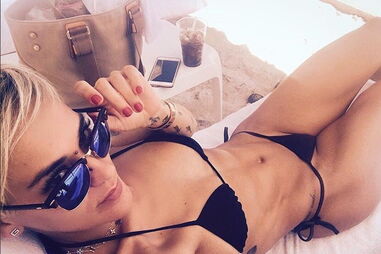 Piloto portuguesa Carina Lima prima pela sensualidade e o gosto pelos carros potentes