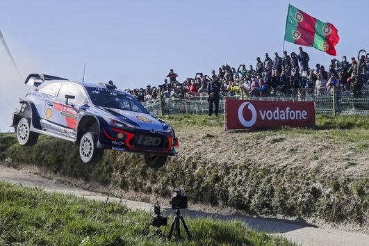 Neuville faz história no Rali de Portugal