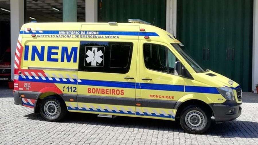 Viatura de emergência está parada no quartel dos Bombeiros de Monchique, mas não pode ser utilizada