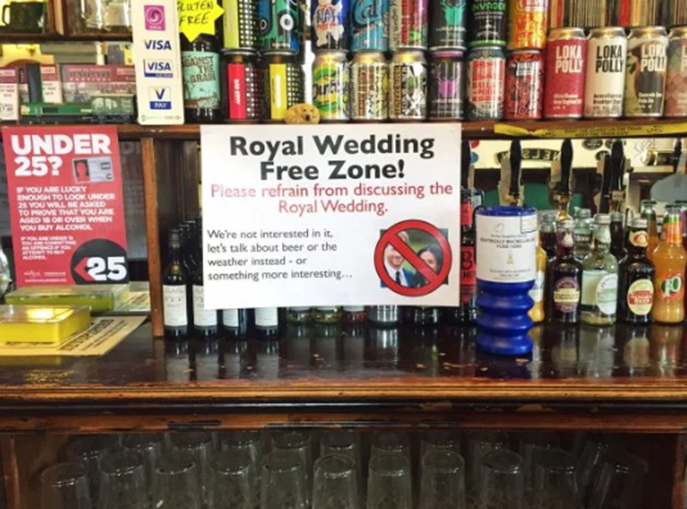 No bar foram colocados diversos posters que servem de 'aviso' aos clientes