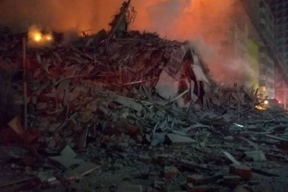 Prédio em chamas desaba em São Paulo