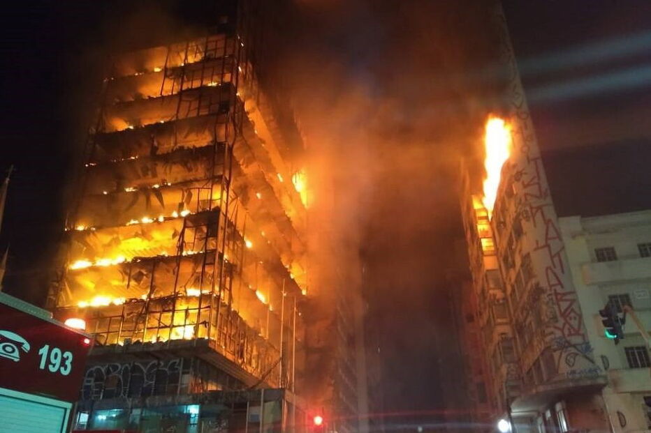 Prédio em chamas desaba em São Paulo