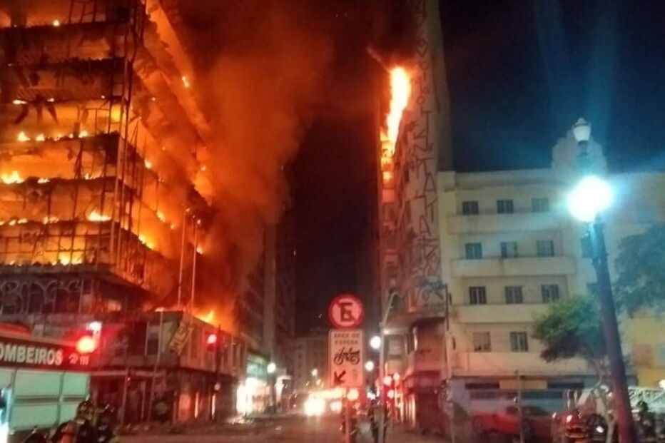  Prédio em chamas desaba em São Paulo
