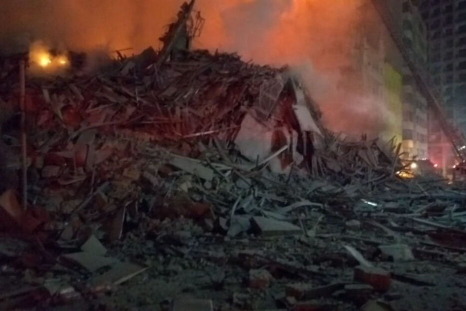  Prédio em chamas desaba em São Paulo