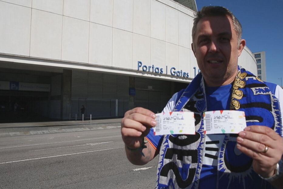Sócios do FC Porto fazem fila para comprar bilhetes para o jogo com o Feirense