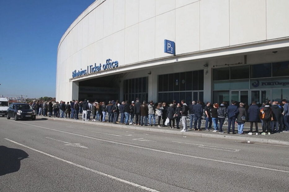 Sócios do FC Porto fazem fila para comprar bilhetes para o jogo com o Feirense