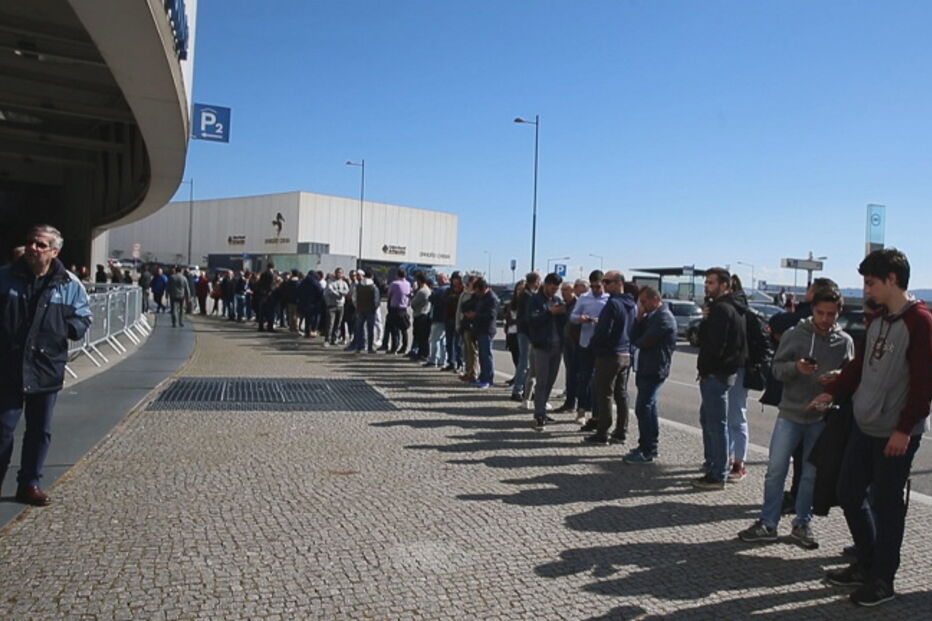 Sócios do FC Porto fazem fila para comprar bilhetes para o jogo com o Feirense