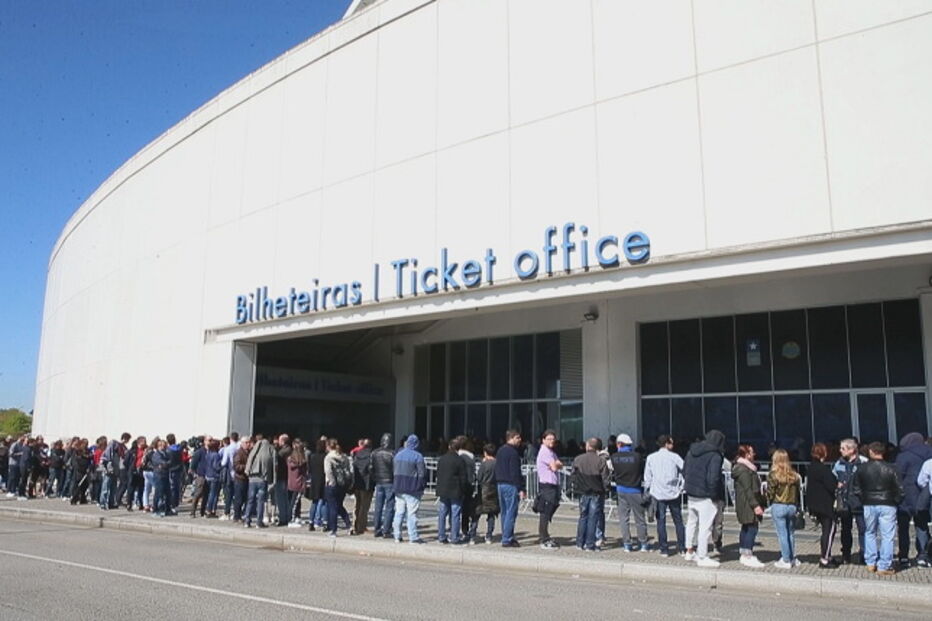 Sócios do FC Porto fazem fila para comprar bilhetes para o jogo com o Feirense