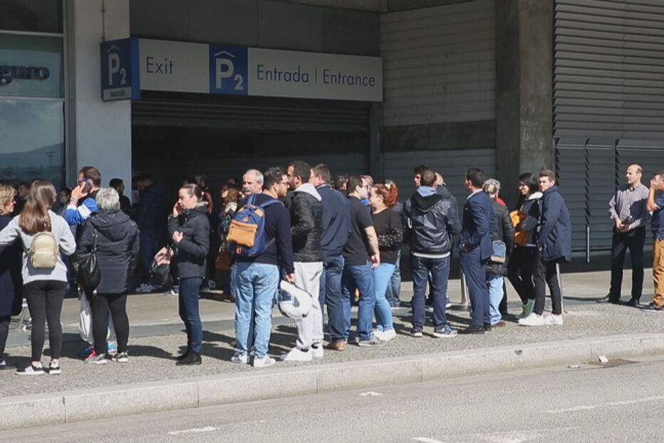 Sócios do FC Porto fazem fila para comprar bilhetes para o jogo com o Feirense