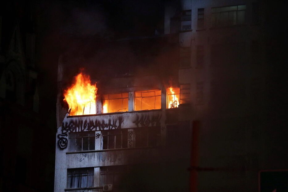 Prédio em chamas desabou em São Paulo