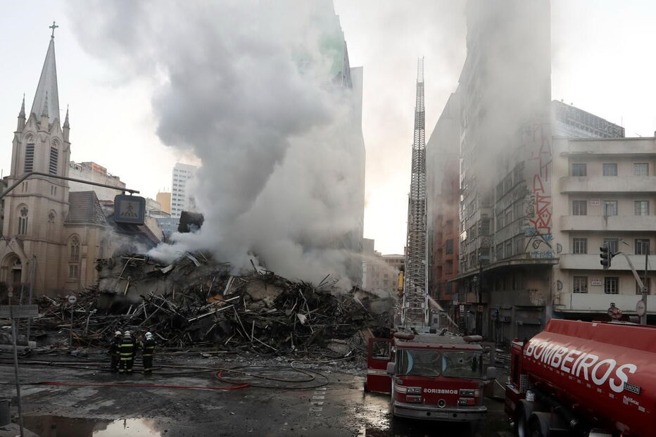 Prédio em chamas desabou em São Paulo