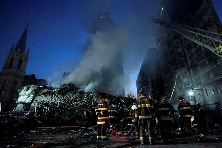 Prédio em chamas desabou em São Paulo