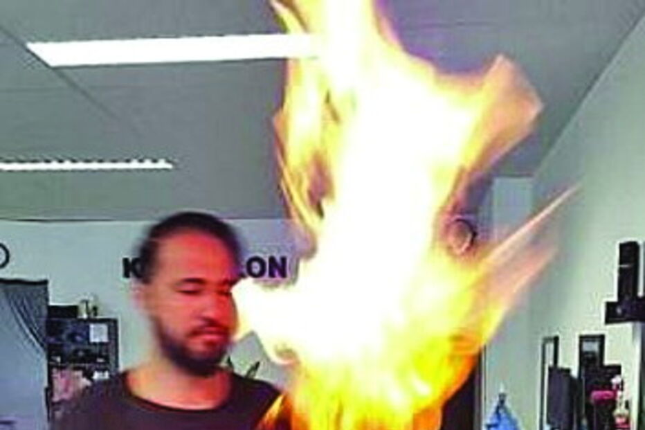 Barbeiro turco usa fogo em corte radical