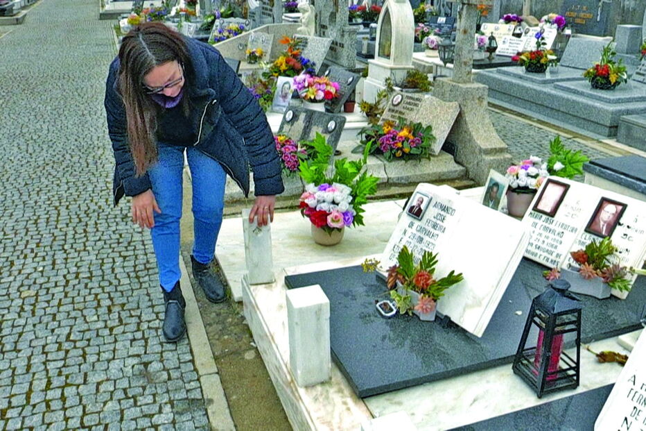 Helena Cardoso, habitante de Lama, Barcelos, lamenta o vandalismo na campa em que tem os pais sepultados 