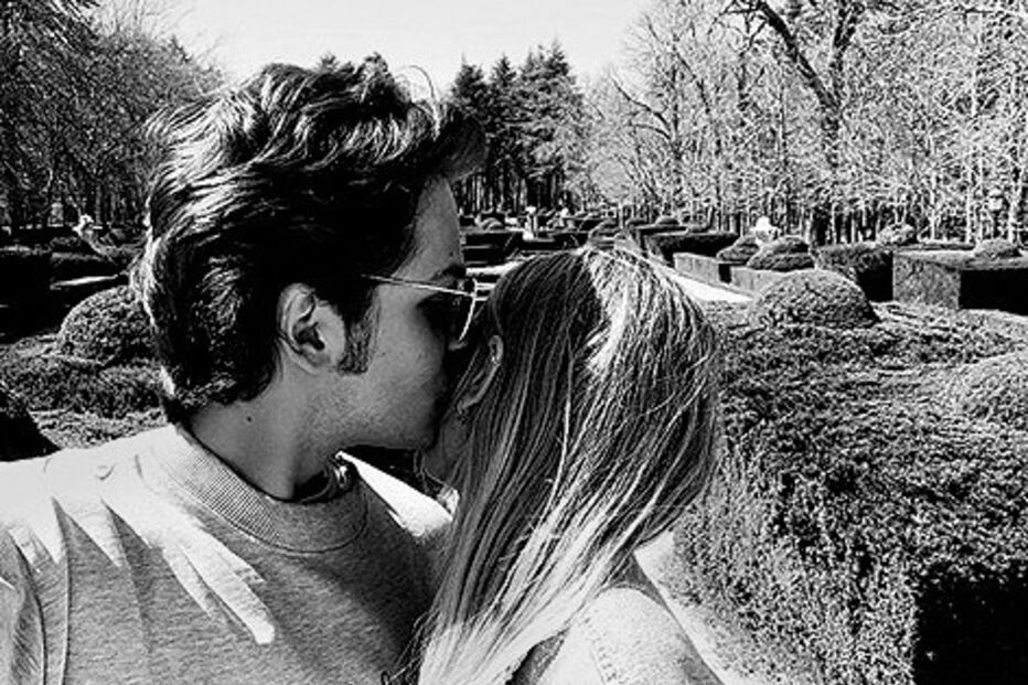 Jovem partilhou fotografia com o namorado, com quem mantém relação há um ano   