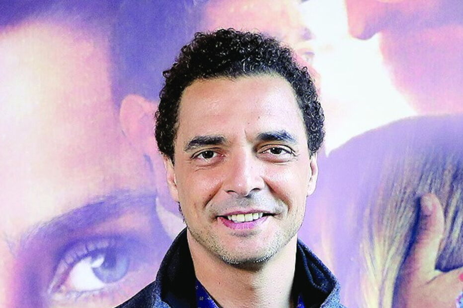 Ator angolano, de 38 anos, confirmou paixão nas redes sociais    