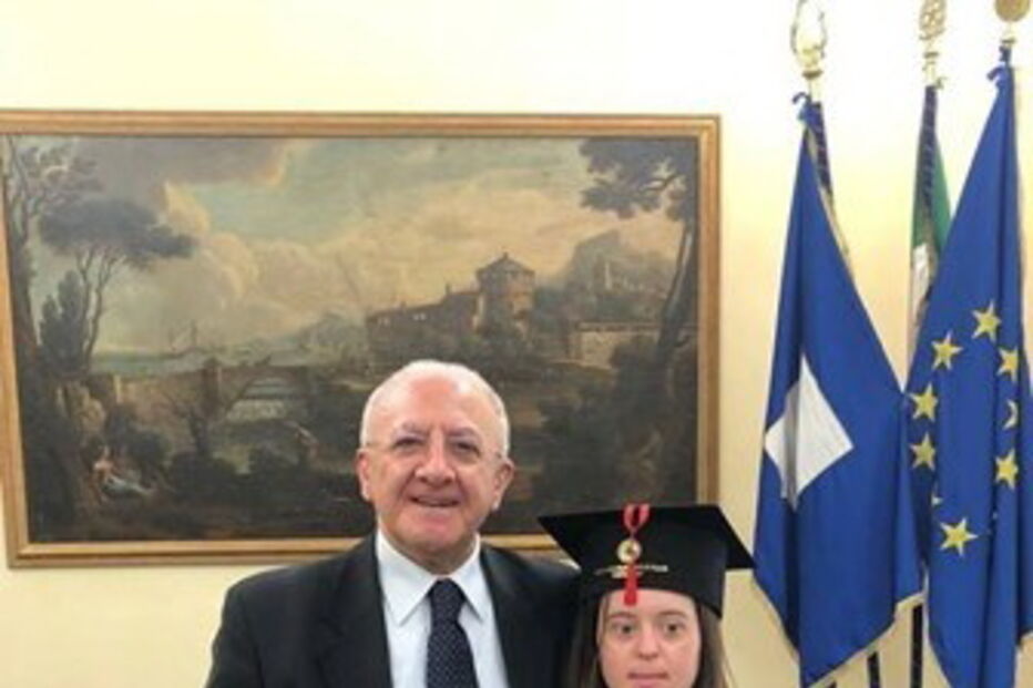 Jovem com síndrome de Down acaba licenciatura com nota máxima