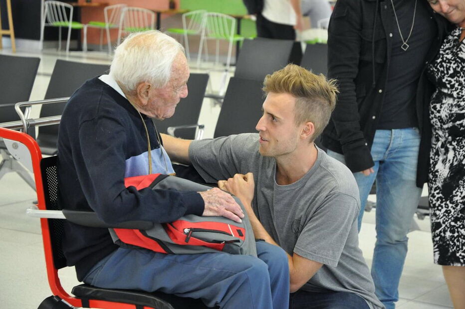 David Goodall, de 104 anos, despediu-se dos netos no aeroporto 