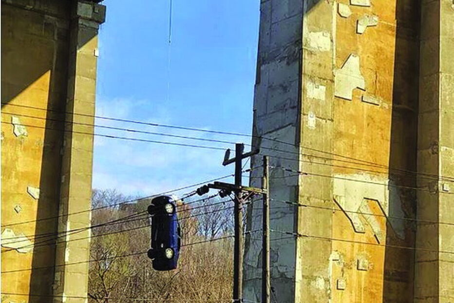 O mistério do carro pendurado numa ponte