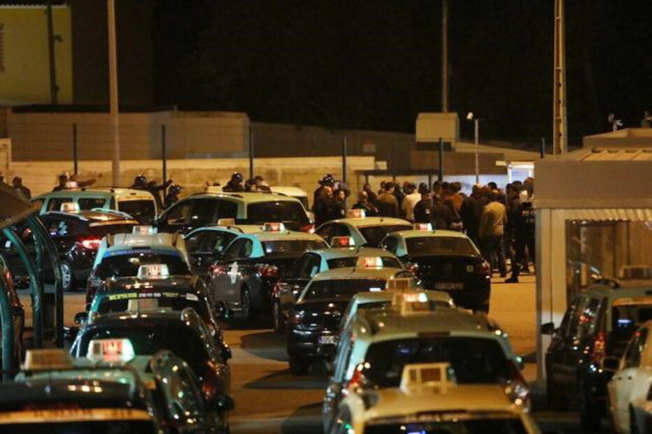 Operação policial no aeroporto de Lisboa para controlar motoristas de táxi 