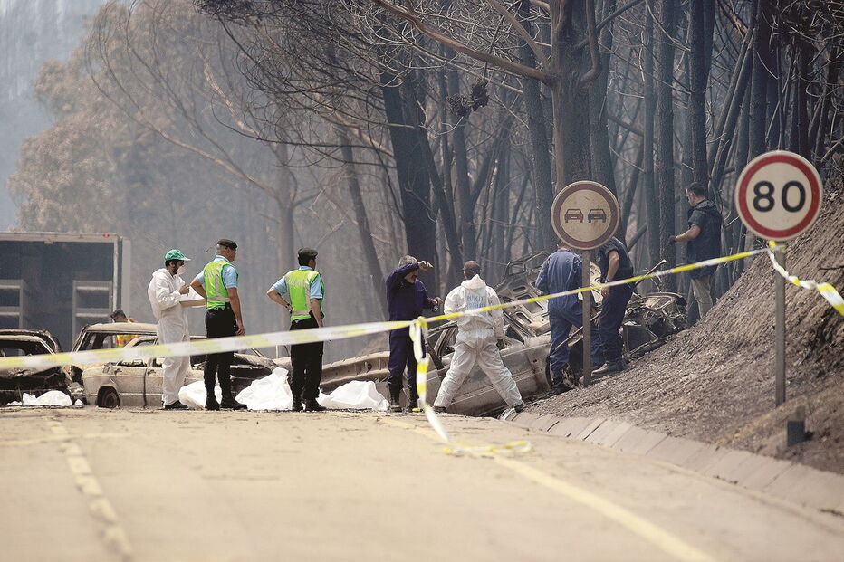 Na Estrada Nacional 236 morreram 47 pessoas que ficaram encurraladas pelas chamas quando tentavam fugir ao inferno 