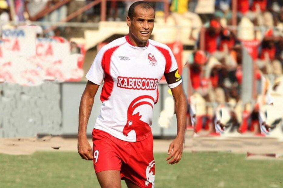 Rivaldo ao serviço do Kabuscorp, clube de Angola