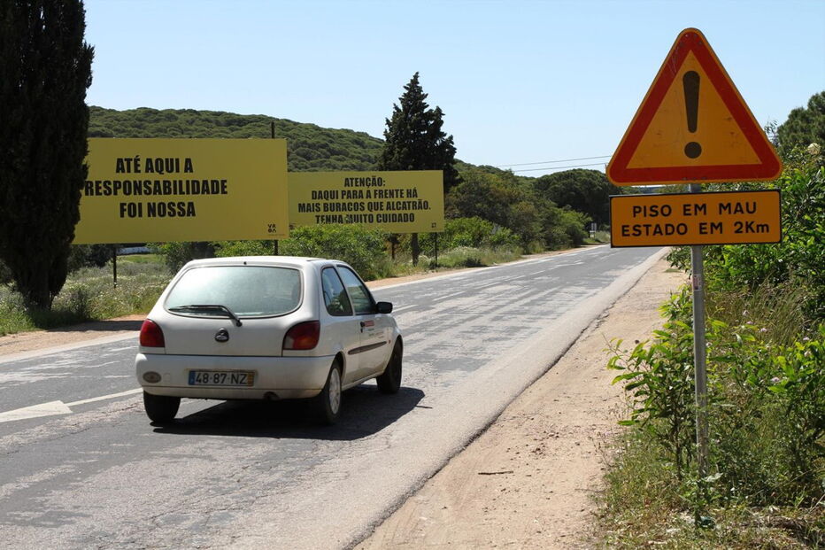 Cartazes de grandes dimensões alertam para insegurança na EN125
