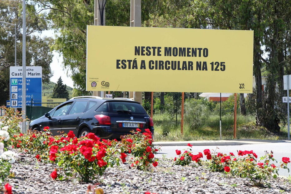 Cartazes de grandes dimensões alertam para insegurança na EN125