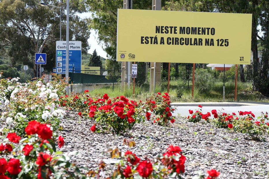 Cartazes de grandes dimensões alertam para insegurança na EN125